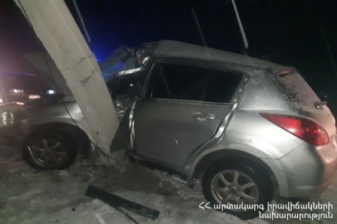 Автомобиль врезался в бетонный столб на трассе в Армении, есть погибший Автомобиль врезался в бетонный столб на трассе в Армении, есть погибший