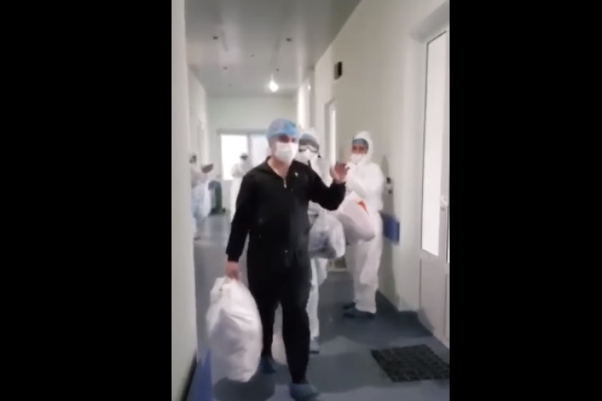 В Армении вылечили трех "тяжелых" пациентов с коронавирусом и проводили их аплодисментами (ВИДЕО)