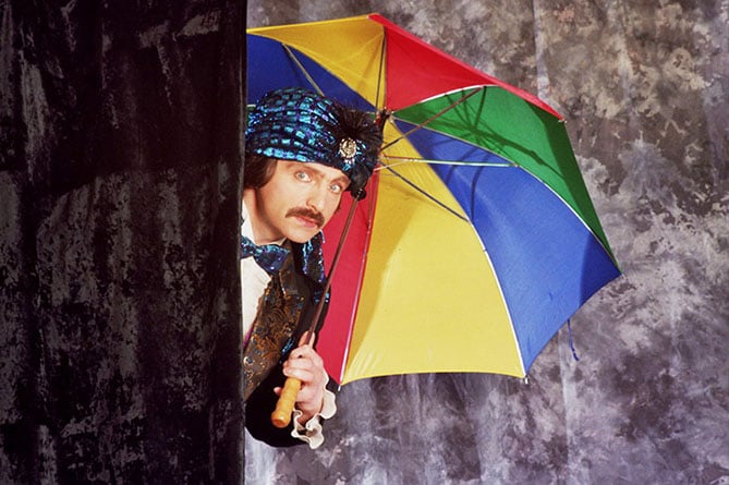 Знаменитый фокусник Амаяк Акопян рассказал о своем детстве и волшебстве