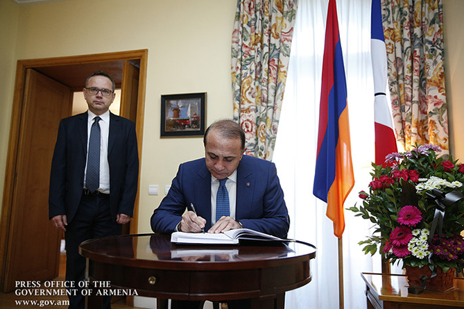 ՀՀ վարչապետը, ԱԳ նախարարը և այլ բարձրաստիճան պաշտոնյաներ գրառում են կատարել Ֆրանսիայի դեսպանության սգո մատյանում ՀՀ վարչապետը, ԱԳ նախարարը և այլ բարձրաստիճան պաշտոնյաներ գրառում են կատարել Ֆրանսիայի դեսպանության սգո մատյանում