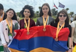 Школьницы из Армении удостоились 4 медалей на международной олимпиаде по биологии в России 