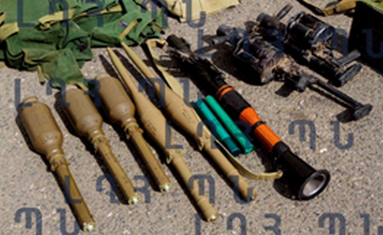 Минобороны НКР обнародовало фотографии с оружием и средствами связи, изъятыми у азербайджанских диверсантов