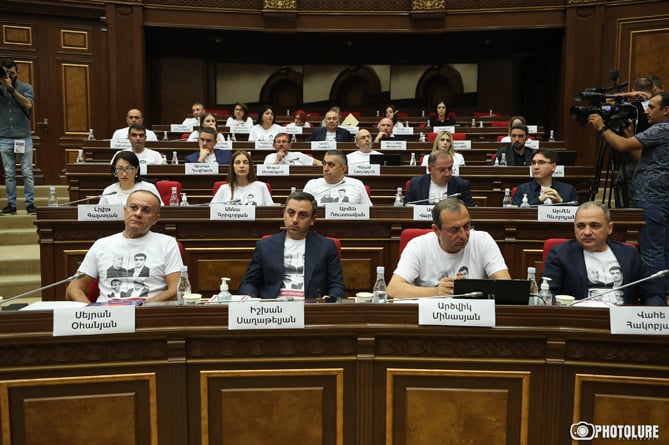 ԱԺ առաջին նիստում «Հայաստան» դաշինքի պատգամավորները ֆլեշմոբ են կազմակերպել ԱԺ առաջին նիստում «Հայաստան» դաշինքի պատգամավորները ֆլեշմոբ են կազմակերպել