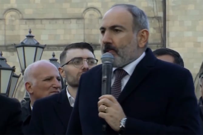 Премьер Армении приказал военным "заниматься своим делом" (ВИДЕО)