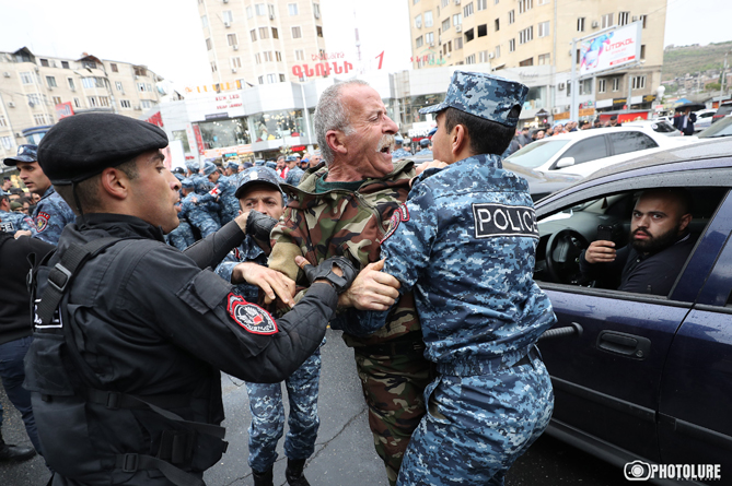   Полиция подвергла приводу 244 участника акций оппозиции в Ереване 