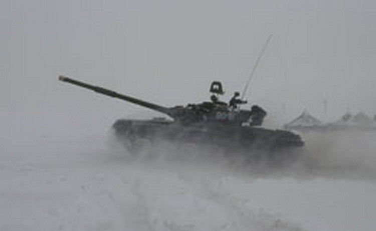 Тактические учения с боевой стрельбой танковых подразделений российской военной базы прошли в Армении