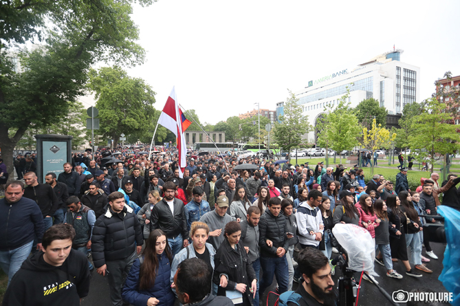 В Ереване стартовал очередной итоговый митинг оппозиции В Ереване стартовал очередной итоговый митинг оппозиции