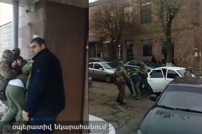 Կալաշնիկով, հրացաններ. Լոռու մարզում մեծ քանակի զենք-զինամթերք և թմրամիջոց է հայտնաբերվել (ՎԻԴԵՈ) Կալաշնիկով, հրացաններ. Լոռու մարզում մեծ քանակի զենք-զինամթերք և թմրամիջոց է հայտնաբերվել (ՎԻԴԵՈ)