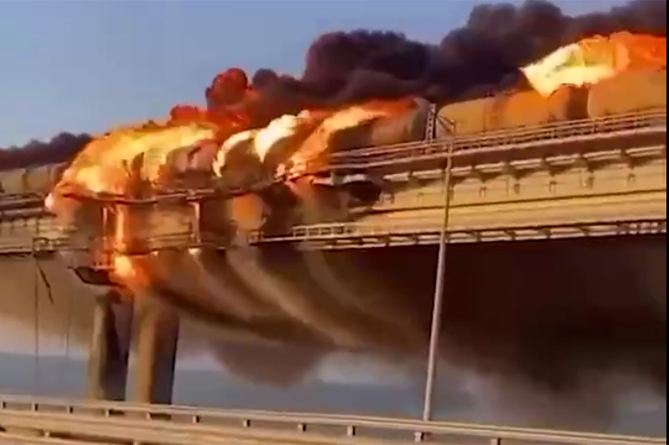 На Крымском мосту загорелась цистерна с топливом, движение полностью закрыто. Есть версия о подрыве