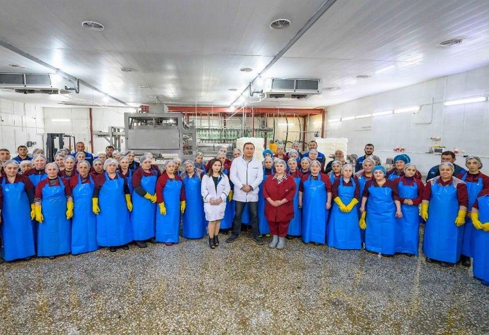 Птицефабрика «Аракс» ежедневно выпускает 10 тонн мяса птицы и 400 тысяч яиц, ее партнёр — «Акба Лизинг»
