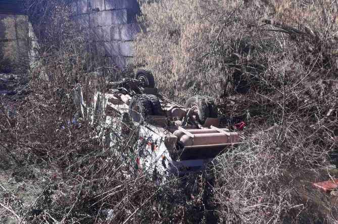 Школьный автобус рухнул в овраг на юге Армении, пострадали более 20 человек Школьный автобус рухнул в овраг на юге Армении, пострадали более 20 человек