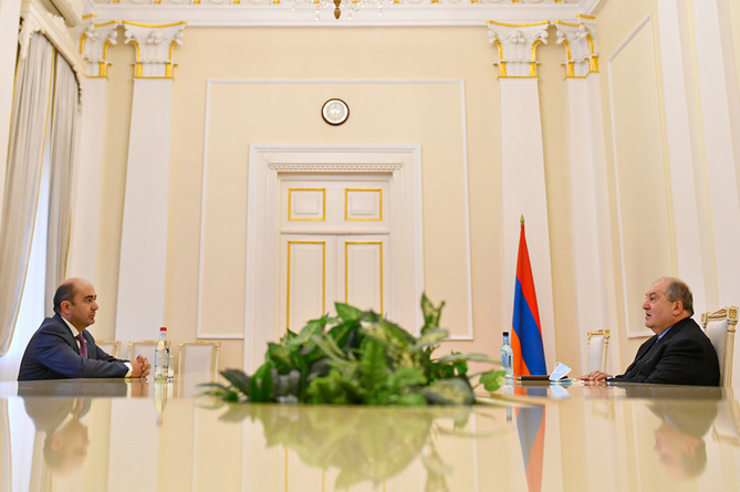 Президент и глава фракции "Просвещенная Армения" отметили важность проведения внеочередных выборов