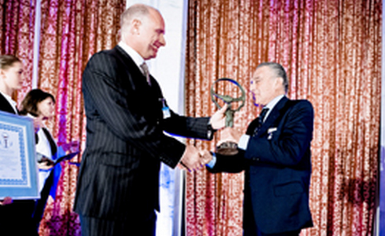 Аргентинский бизнесмен Эдуардо Эрнекян награжден медалью Фритьофа Нансена