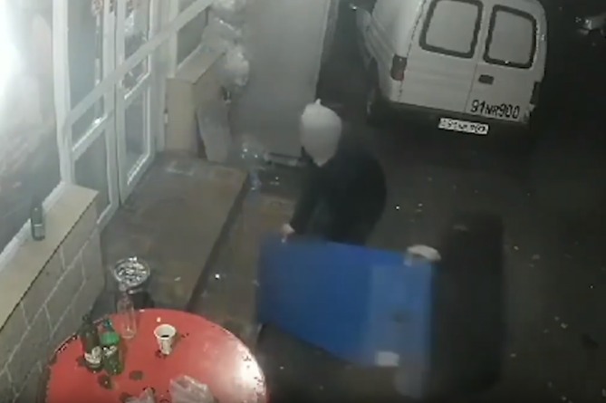 Горе-грабители пытались украсть терминал прямо с улицы в Ереване (ВИДЕО)