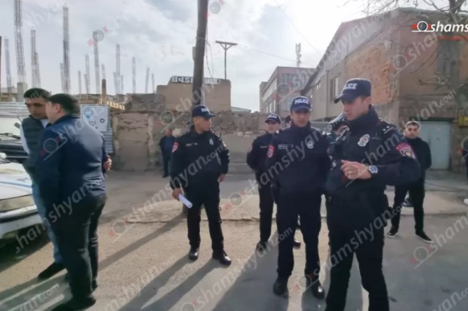 В Ереване мужчина дважды выстрелил в бывшую жену, а потом в самого себя В Ереване мужчина дважды выстрелил в бывшую жену, а потом в самого себя