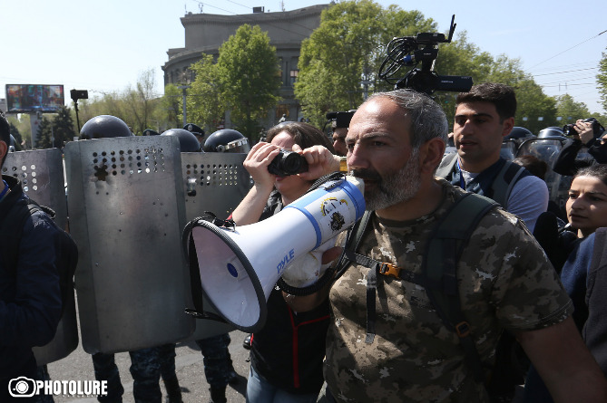 Փաշինյանը կոչ է արել ցուցարարներին ազատել Ֆրանսիայի հրապարակն ու արգելափակել քաղաքապետարանի շենքը Փաշինյանը կոչ է արել ցուցարարներին ազատել Ֆրանսիայի հրապարակն ու արգելափակել քաղաքապետարանի շենքը