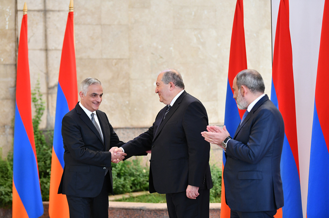 Նախագահական նստավայրում տեղի է ունեցել ՀՀ կառավարության անդամների երդման արարողությունը (ՎԻԴԵՈ) Նախագահական նստավայրում տեղի է ունեցել ՀՀ կառավարության անդամների երդման արարողությունը (ՎԻԴԵՈ)