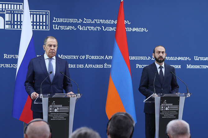Мирзоян и Лавров обсудили реализацию договоренностей лидеров России, Армении и Азербайджана