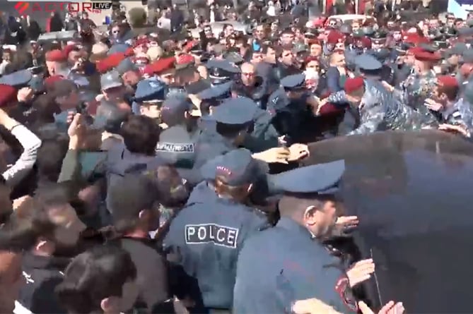 Перед зданием суда в Ереване началась потасовка между полицейскими и сотрудниками компании "Спайка"
