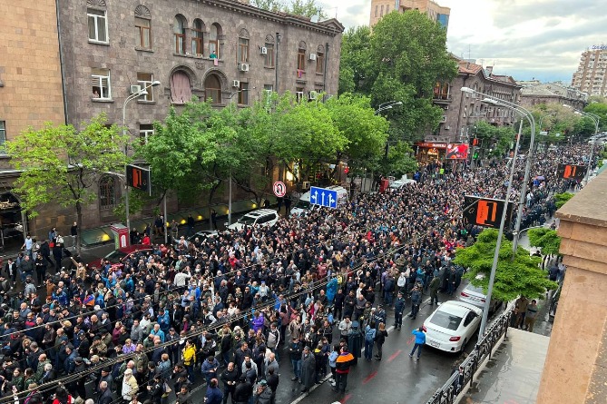 Երևանում անցկացվում է ընդդիմության հանրահավաք-երթը (ՎԻԴԵՈ) Երևանում անցկացվում է ընդդիմության հանրահավաք-երթը (ՎԻԴԵՈ)