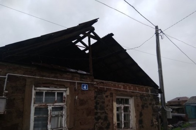 Կոտայքում ուժեղ քամու հետևանքով տանիքներ են վնասվել (ՖՈՏՈ)