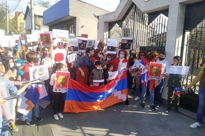 Арцахские женщины требуют у ЕС наложить санкции против Азербайджана и Турции из-за агрессии против Карабаха (ФОТО, ВИДЕО) Арцахские женщины требуют у ЕС наложить санкции против Азербайджана и Турции из-за агрессии против Карабаха (ФОТО, ВИДЕО)