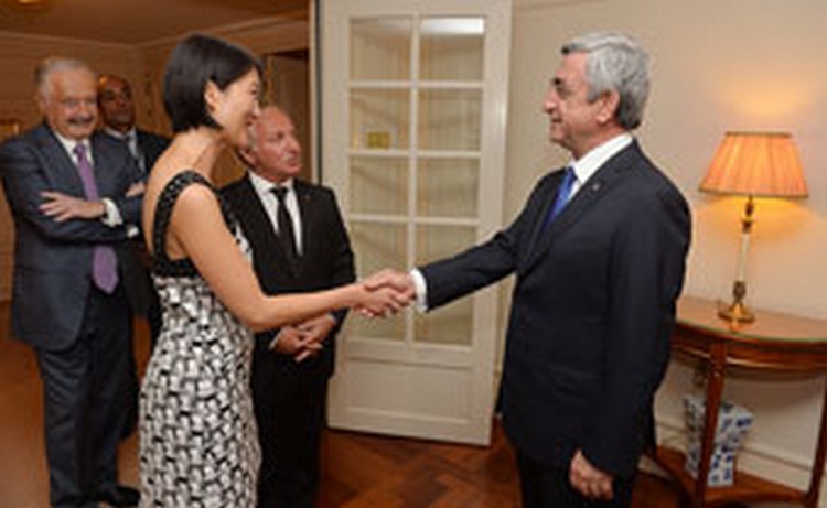 Ереван предлагает открыть во Франции выставку армянских сюрреалистов и продолжить совместное кинопроизводство