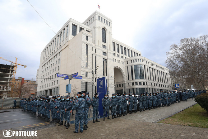 Երևանում բողոքի ակցիայի 13 մասնակից բերման է ենթարկվել. ԷՔՍԿԼՅՈւԶԻՎ