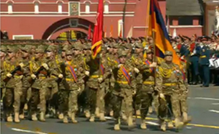 Отдельный полк охраны ВС Армении промаршировал на Параде Победы в Москве 