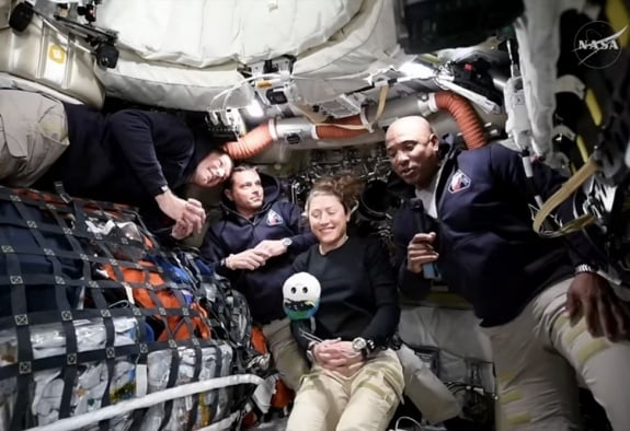 Со скоростью 11 км в секунду. Этой ночью лунная миссия "Артемида-2" вернется на Землю