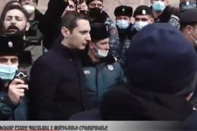 Силы полиции стягиваются к Площади Республики в Ереване, происходят мелкие стычки между гражданами (LIVE)