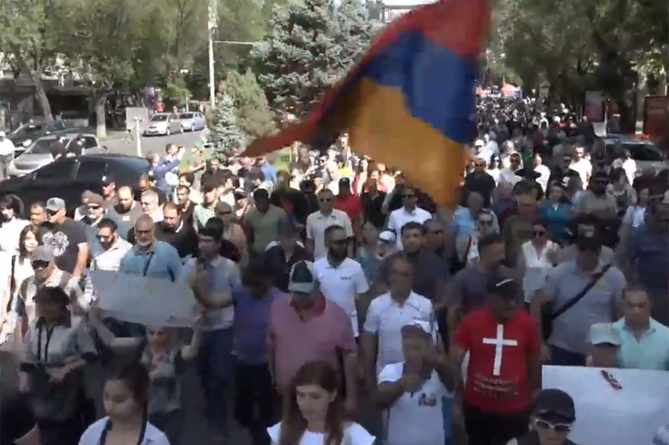 Оппозиция проводит шествие в центре Еревана, приуроченное к приезду Лаврова (LIVE)  
