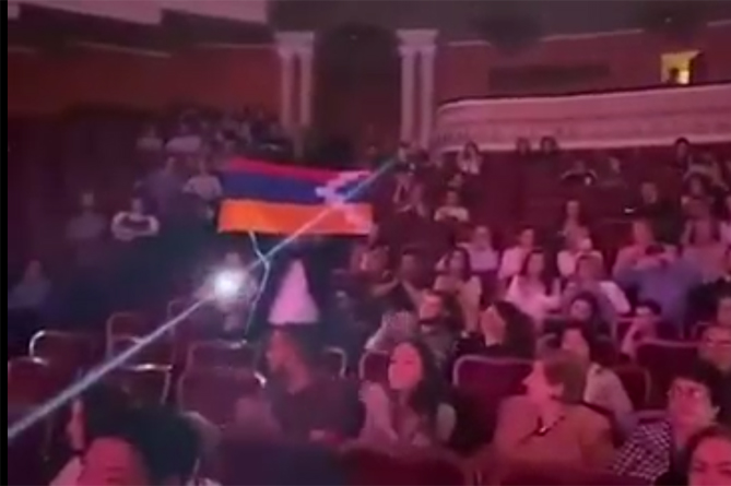 Արցախի դրոշն ու դահլիճի բուռն ծափահարությունները. բողոքի ակցիա «Գայանե» բալետի ժամանակ (ՎԻԴԵՈ) Արցախի դրոշն ու դահլիճի բուռն ծափահարությունները. բողոքի ակցիա «Գայանե» բալետի ժամանակ (ՎԻԴԵՈ)