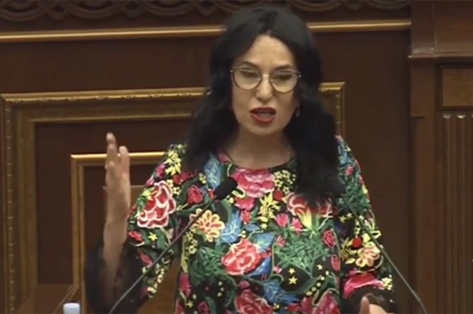 «Չի կարող Ադրբեջանի ֆոլկլորի գլխավոր հերոսը արժանապատիվ կերպով բանակցել և խնդիրներ լուծել». Նաիրա Զոհրաբյանը` Փաշինյանի մասին (ՎԻԴԵՈ) «Չի կարող Ադրբեջանի ֆոլկլորի գլխավոր հերոսը արժանապատիվ կերպով բանակցել և խնդիրներ լուծել». Նաիրա Զոհրաբյանը` Փաշինյանի մասին (ՎԻԴԵՈ)
