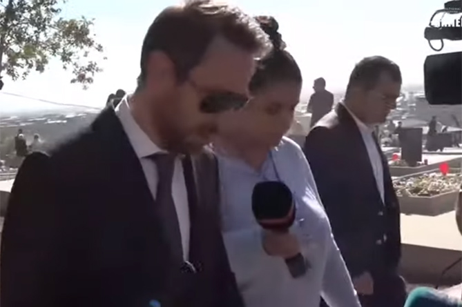 Հուզված ու գլխիկոր. Հայկ Մարությանը Եռաբլուրում է. նա չկարողացավ պատասխանել լրագրողների հարցերին (ՎԻԴԵՈ)