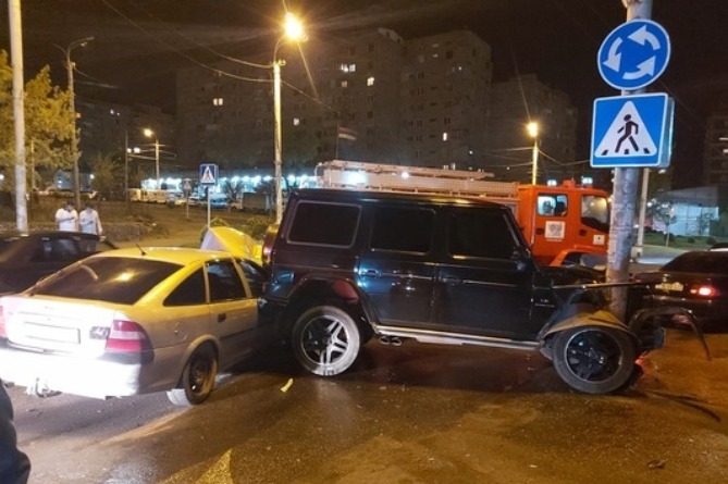 Խոշոր ավտովթար Երևանում. բախվել են Opel–ն ու Mercedes-Benz G–ն (ՖՈՏՈ) Խոշոր ավտովթար Երևանում. բախվել են Opel–ն ու Mercedes-Benz G–ն (ՖՈՏՈ)