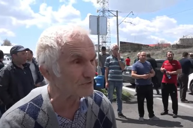 Протестующие перекрыли трассу Ереван-Севан в поддержку тавушцев Протестующие перекрыли трассу Ереван-Севан в поддержку тавушцев