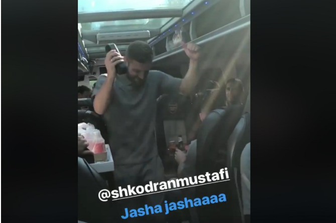 Футболисты "Арсенала" отпраздновали победу танцами под армянский суперхит (ВИДЕО)