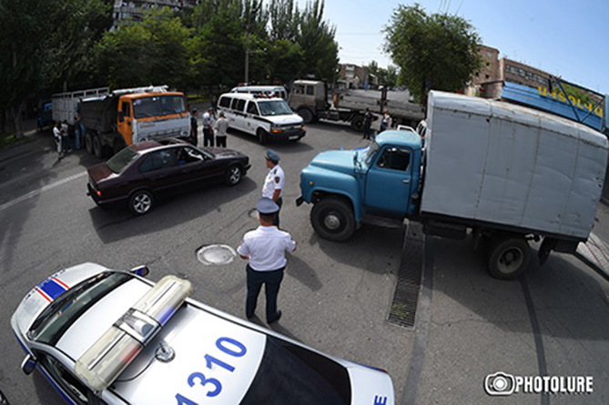 Полиция задержала группу активистов у захваченного здания ППС в Ереване Полиция задержала группу активистов у захваченного здания ППС в Ереване