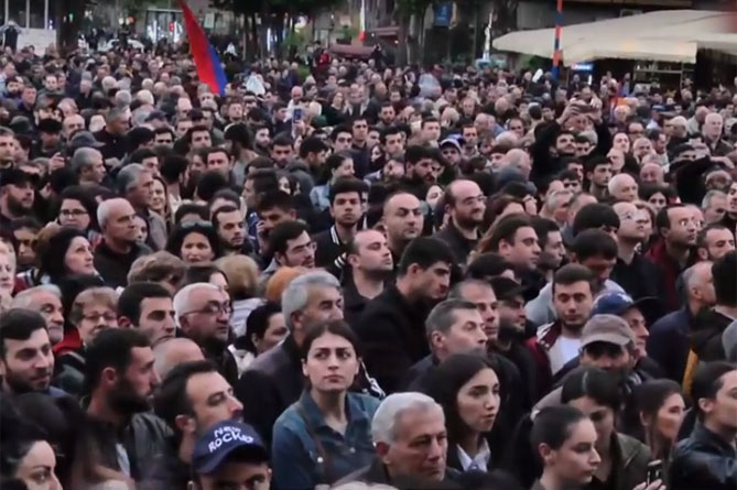 Митинг оппозиции проходит на Площади Свободы в Ереване Митинг оппозиции проходит на Площади Свободы в Ереване
