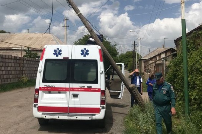  Столб упал на машину "Скорой помощи" в городе Мартуни 