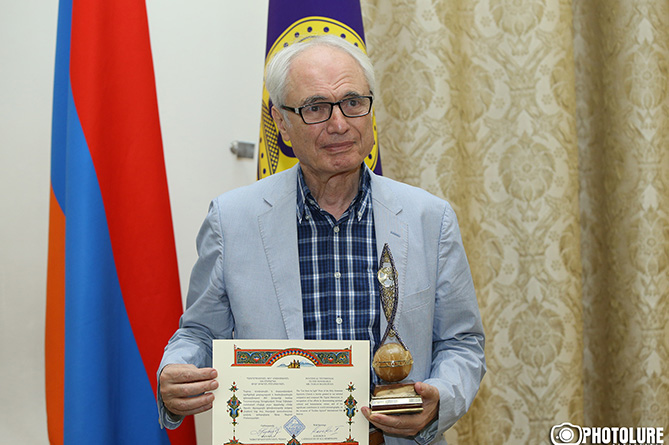 Знаменитый армянский композитор награжден призом "Да будет свет!"
