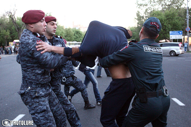 Полиция задержала 42-х участников акции протеста в Ереване 