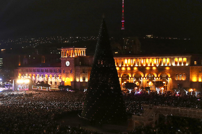 Главная елка Армении - в топ-3 самых больших в столицах СНГ