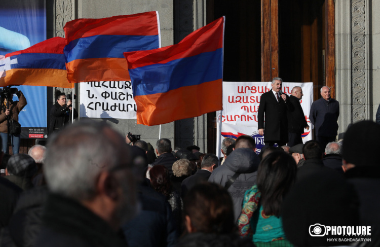Митинг движения «Вместе» проходит в центре Еревана с требованием отставки Пашиняна