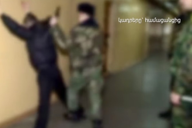 «Գորիս» ՔԿՀ–ի դատապարտյալին մեղադրանք է առաջադրվել քրեական ենթամշակույթ կրող խմբավորում ստեղծելու և ղեկավարելու համար. ՄԱՆՐԱԱՍՆԵՐ (ՎԻԴԵՈ) «Գորիս» ՔԿՀ–ի դատապարտյալին մեղադրանք է առաջադրվել քրեական ենթամշակույթ կրող խմբավորում ստեղծելու և ղեկավարելու համար. ՄԱՆՐԱԱՍՆԵՐ (ՎԻԴԵՈ)