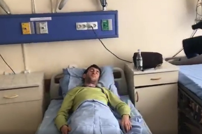 Избитый в ходе акции протеста в Ереване журналист находится в реанимации