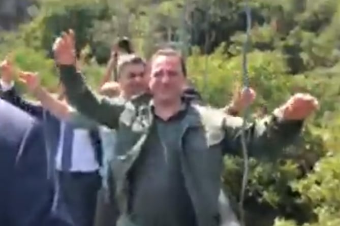 Փաշինյանն` օպերատորի դերում. կառավարության անդամները քոչարի պարեցին Խնձորեսկի կամրջի վրա (ՎԻԴԵՈ) Փաշինյանն` օպերատորի դերում. կառավարության անդամները քոչարի պարեցին Խնձորեսկի կամրջի վրա (ՎԻԴԵՈ)