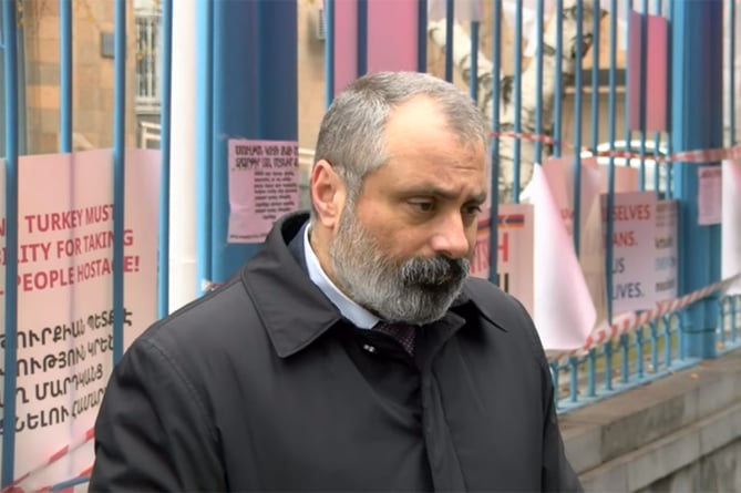 «Хотя мы сидим, мы не стоим на коленях»: Давид Бабаян заявил из бакинской тюрьмы о планах обратиться в международный суд