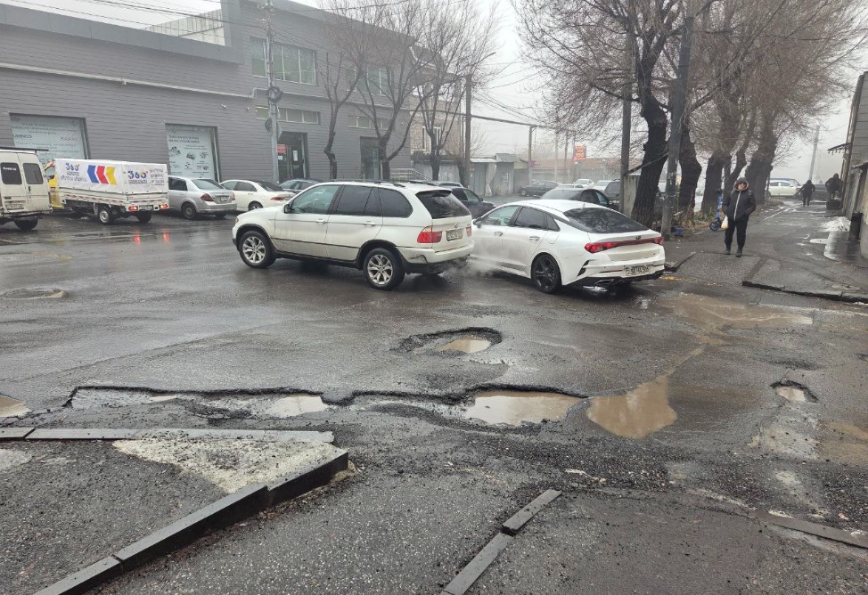 Երևանում մեկնարկում է փոսերի նորոգման լայնածավալ ծրագիր․ Ավինյանը բացատրել է փոսերի առաջացման պատճառը